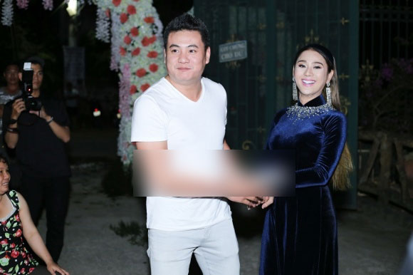 Lâm Khánh Chi diện áo dài nhung xanh dịu dàng, tất bật chuẩn bị cho hôn lễ ngày mai Lâm Khánh Chi diện áo dài nhung xanh dịu dàng, tất bật chuẩn bị cho hôn lễ ngày mai